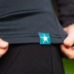 On-One Raglan Long Sleeve Trail Jersey Women’s Charcoal 13 On-One Raglan Long Sleeve Trail Jersey Women’s Charcoal -Bikes Happy Store P1 Rujo Lifestyle Badge